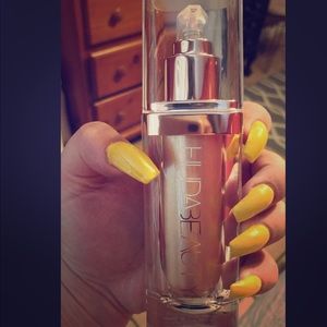 Huda Beauty all over highlighter illuminator